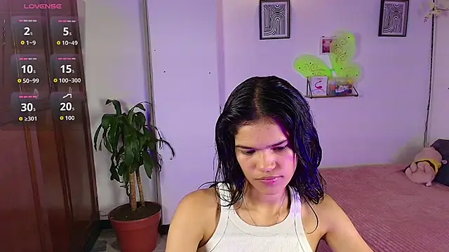 Snapshot of emycarver09 chatting on 11-02-25, 12:13 emycarver09 online show from 11-02-25, 12:13