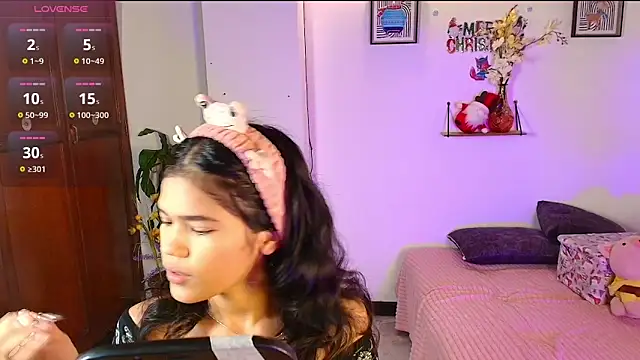 Snapshot of emycarver09 chatting on 11-24-25, 11:43 emycarver09 online show from 11-24-25, 11:43