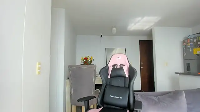 Snapshot of Silvana_Rodriguez_ chatting on 10-15-25, 01:00 Silvana Rodriguez  online show from 10-15-25, 01:00