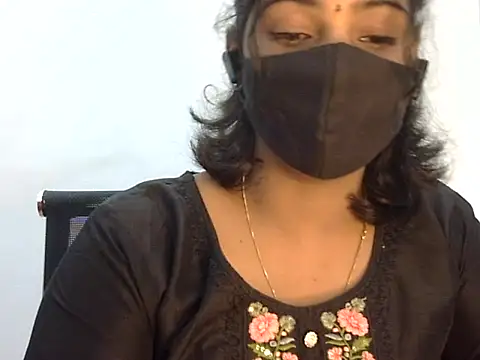 Hott Noor online show from 10-30-25, 02:02