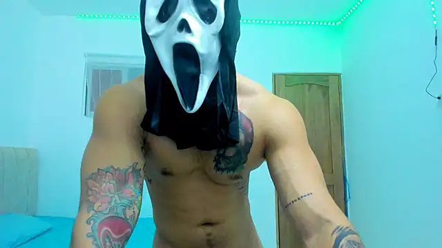 Snapshot of magic_mike_26 chatting on 10-31-25, 11:00 magic mike 26 online show from 10-31-25, 11:00