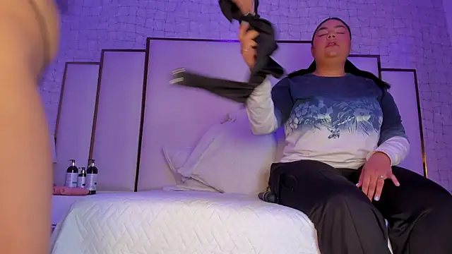 Snapshot of Mia_and_lexy chatting on 11-12-25, 02:45 Mia and lexy online show from 11-12-25, 02:45