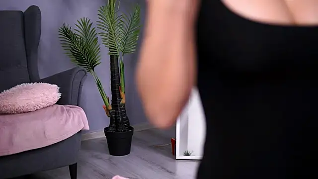 Snapshot of SarahMystique chatting on 11-18-25, 04:44 SarahMystique online show from 11-18-25, 04:44