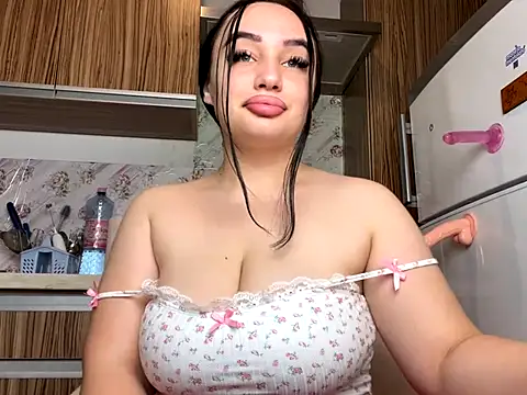 Snapshot of curvybombb chatting on 10-05-25, 08:34 curvybombb online show from 10-05-25, 08:34