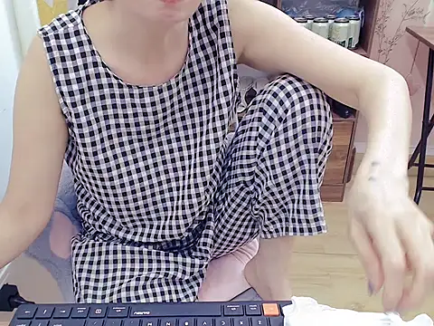 Snapshot of Funnygirl_9x chatting on 05-21-26, 01:01 Funnygirl 9x online show from 05-21-26, 01:01