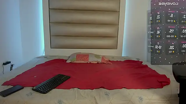 Luna and lindsy online show from 11-27-25, 01:02