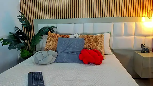 Snapshot of Roseaurora chatting on 01-12-26, 01:05 Roseaurora online show from 01-12-26, 01:05