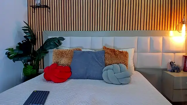 Snapshot of Roseaurora chatting on 01-19-26, 01:04 Roseaurora online show from 01-19-26, 01:04