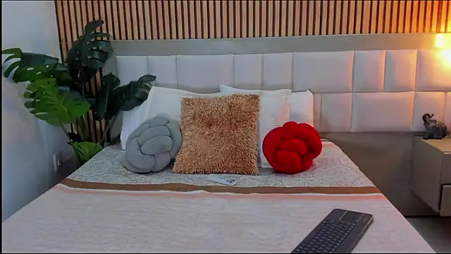 Snapshot of Roseaurora chatting on 02-27-26, 12:49 Roseaurora online show from 02-27-26, 12:49