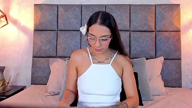 Snapshot of Roseaurora chatting on 05-16-26, 10:36 Roseaurora online show from 05-16-26, 10:36
