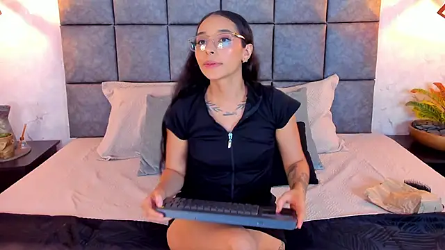 Snapshot of Roseaurora chatting on 05-18-26, 10:43 Roseaurora online show from 05-18-26, 10:43
