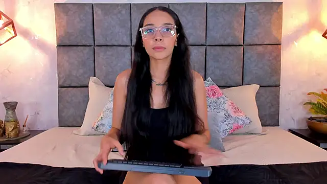 Snapshot of Roseaurora chatting on 05-26-26, 10:33 Roseaurora online show from 05-26-26, 10:33
