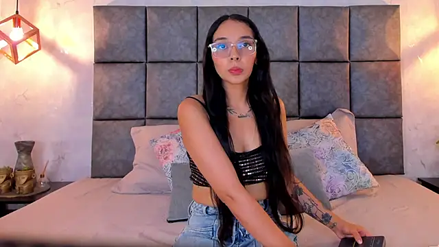 Snapshot of Roseaurora chatting on 06-03-26, 02:44 Roseaurora online show from 06-03-26, 02:44