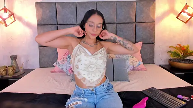 Snapshot of Roseaurora chatting on 06-09-26, 10:49 Roseaurora online show from 06-09-26, 10:49