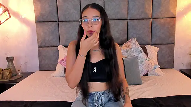 Snapshot of Roseaurora chatting on 06-15-26, 10:39 Roseaurora online show from 06-15-26, 10:39
