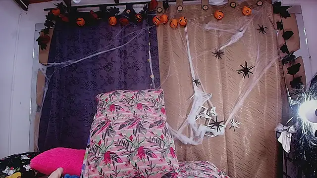 Snapshot of sweegirl69 chatting on 10-25-25, 12:02 sweegirl69 online show from 10-25-25, 12:02