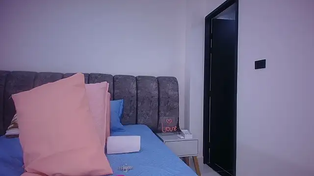 Snapshot of sweegirl69 chatting on 11-06-25, 12:06 sweegirl69 online show from 11-06-25, 12:06