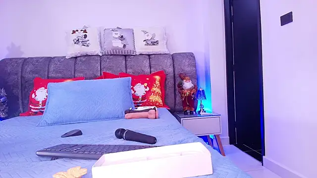 Snapshot of sweegirl69 chatting on 12-15-25, 12:09 sweegirl69 online show from 12-15-25, 12:09