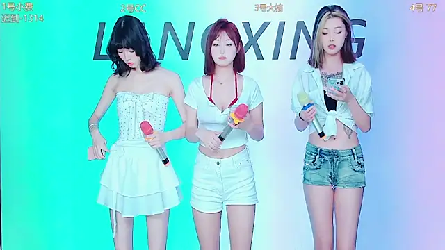 Snapshot of Emeralds_Girls chatting on 09-26-25, 12:58 Emeralds Girls online show from 09-26-25, 12:58