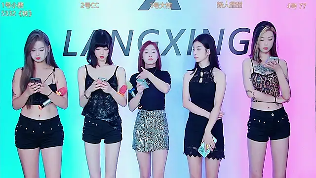 Snapshot of Emeralds_Girls chatting on 10-01-25, 01:00 Emeralds Girls online show from 10-01-25, 01:00