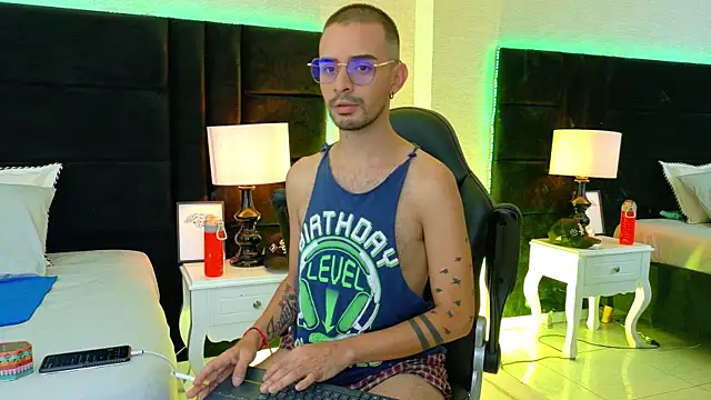 Snapshot of HairyDiamond_ chatting on 09-22-25, 03:30 HairyDiamond  online show from 09-22-25, 03:30