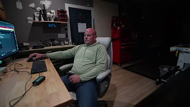 Snapshot of Soundfreak chatting on 10-13-25, 04:12 Soundfreak online show from 10-13-25, 04:12