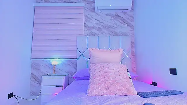 Snapshot of collet_1 chatting on 11-05-25, 12:05 collet 1 online show from 11-05-25, 12:05