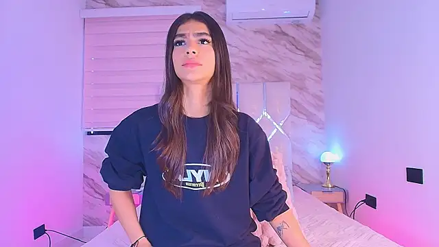 Snapshot of collet_1 chatting on 11-13-25, 11:53 collet 1 online show from 11-13-25, 11:53