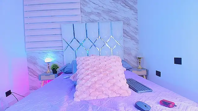 Snapshot of collet_1 chatting on 11-14-25, 12:04 collet 1 online show from 11-14-25, 12:04