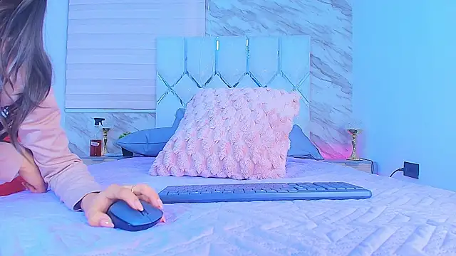 Snapshot of collet_1 chatting on 11-19-25, 11:54 collet 1 online show from 11-19-25, 11:54