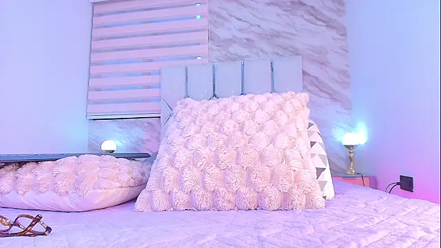 Snapshot of collet_1 chatting on 12-15-25, 11:58 collet 1 online show from 12-15-25, 11:58