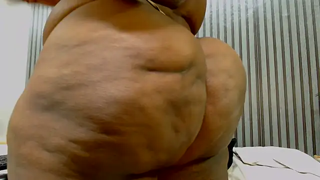 Snapshot of ROYALASS25 chatting on 06-10-26, 01:17 ROYALASS25 online show from 06-10-26, 01:17
