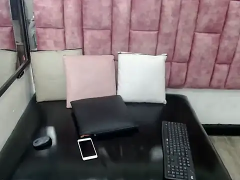 Penelopee Rouse online show from 10-27-25, 08:13