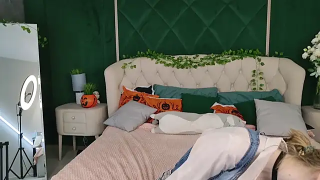 Beverly Gomes online show from 10-31-25, 10:49