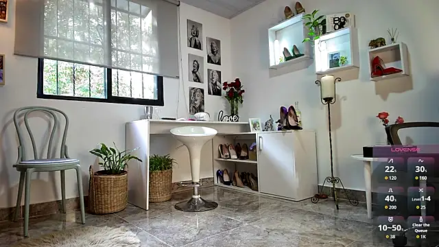 Snapshot of mrs_edha chatting on 09-12-25, 12:16 mrs edha online show from 09-12-25, 12:16