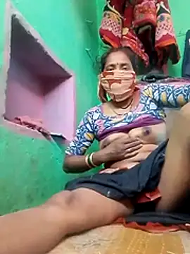 Snapshot of CUTE-004 chatting on 11-07-25, 06:35 CUTE-004 online show from 11-07-25, 06:35