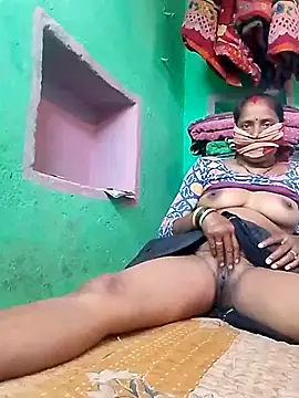 Snapshot of CUTE-004 chatting on 11-08-25, 10:04 CUTE-004 online show from 11-08-25, 10:04