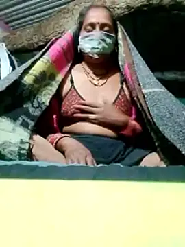 Snapshot of CUTE-004 chatting on 11-12-25, 04:51 CUTE-004 online show from 11-12-25, 04:51