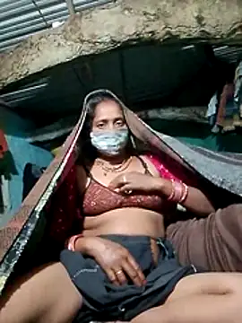 Snapshot of CUTE-004 chatting on 11-18-25, 04:00 CUTE-004 online show from 11-18-25, 04:00