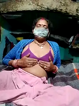 Snapshot of CUTE-004 chatting on 11-29-25, 03:15 CUTE-004 online show from 11-29-25, 03:15