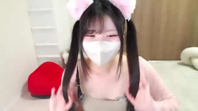 Snapshot of moka-neko chatting on 10-18-25, 11:33 moka-neko online show from 10-18-25, 11:33
