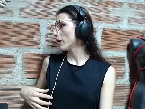 Snapshot of Moira-Hot chatting on 06-20-26, 04:37 Moira-Hot online show from 06-20-26, 04:37