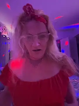 Snapshot of Goldenndoll chatting on 09-15-25, 03:23 Goldenndoll online show from 09-15-25, 03:23