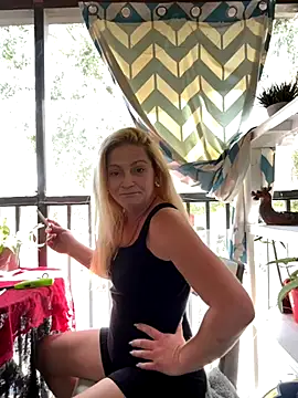 Snapshot of Goldenndoll chatting on 10-05-25, 05:00 Goldenndoll online show from 10-05-25, 05:00