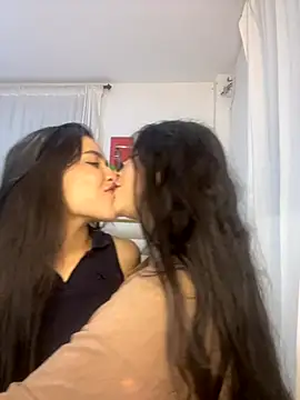 Snapshot of Sweet_and_Rous0 chatting on 09-27-25, 03:33 Sweet and Rous0 online show from 09-27-25, 03:33