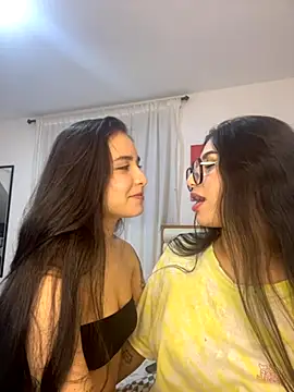 Snapshot of Sweet_and_Rous0 chatting on 10-04-25, 04:21 Sweet and Rous0 online show from 10-04-25, 04:21