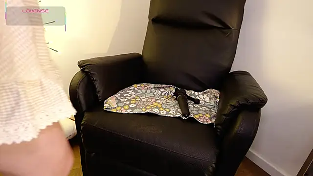 Snapshot of GingerAleMILF chatting on 12-22-25, 10:01 GingerAleMILF online show from 12-22-25, 10:01