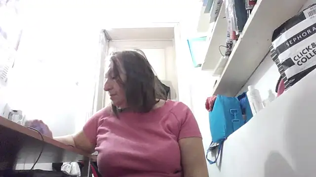 Snapshot of AnnaLive570 chatting on 12-17-25, 05:24 AnnaLive570 online show from 12-17-25, 05:24