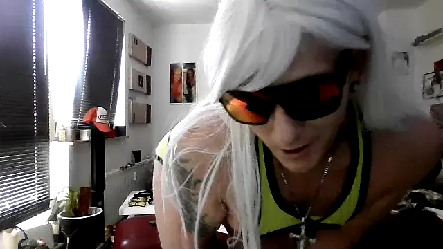 Snapshot of hellgirl1980 chatting on 09-22-25, 11:23 hellgirl1980 online show from 09-22-25, 11:23