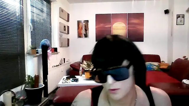 Snapshot of hellgirl1980 chatting on 09-23-25, 05:05 hellgirl1980 online show from 09-23-25, 05:05